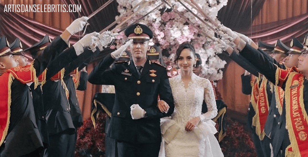 Valerie dan Iptu Mochammad Andhika Jalani Prosesi Pedang Pora